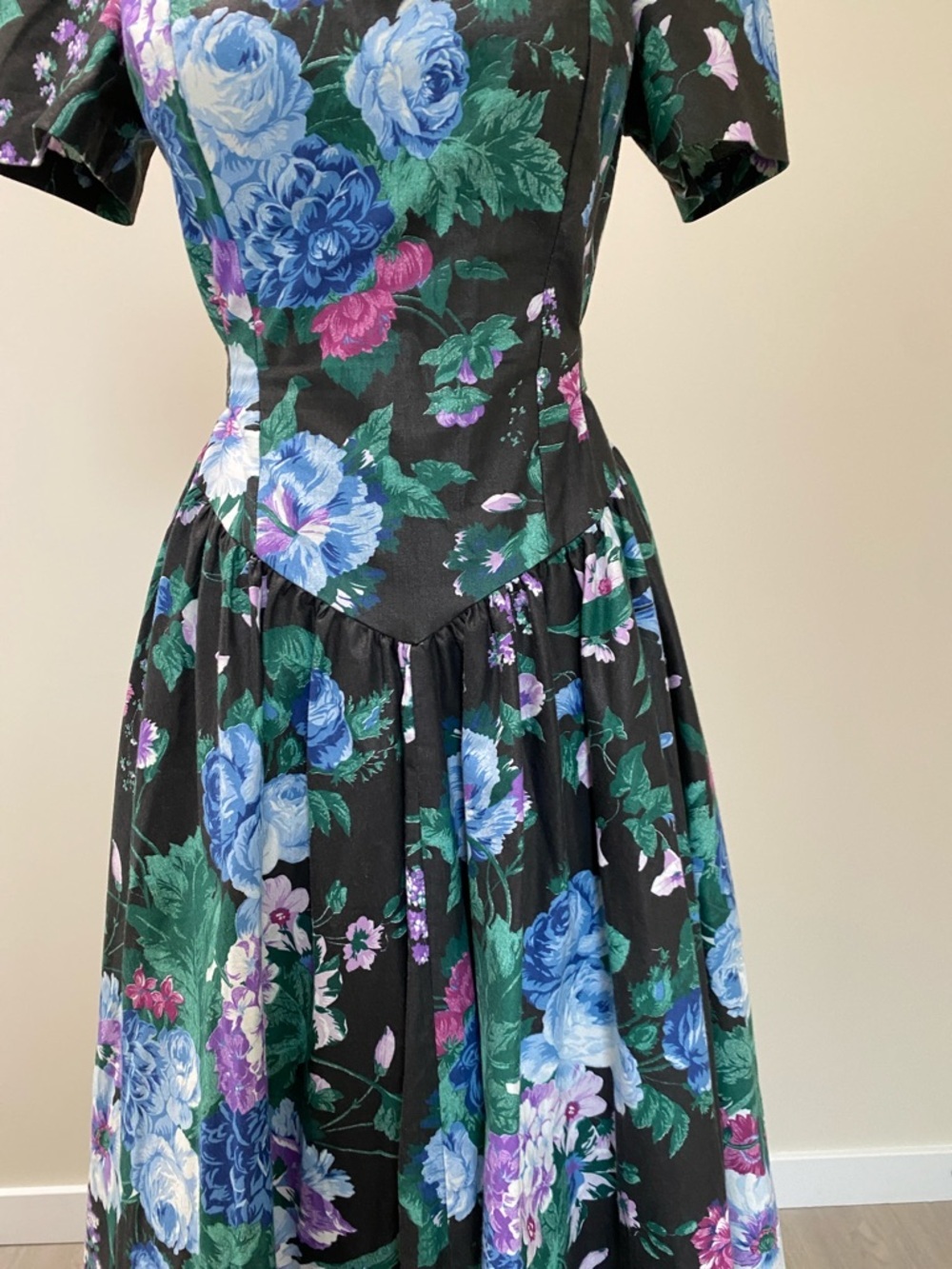Vintage Expo Black Floral Off-Shoulder Dress with Puffed Sleeves - Picture 3 of 15
